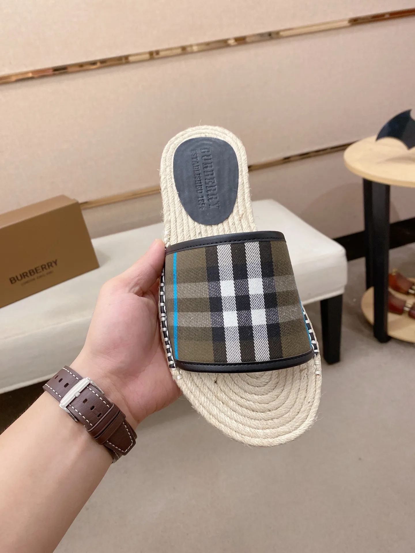 Factory price: 320💰 [Burberry slippers] High-end brand of men's shoes, official website 1:1 latest masterpiece: original mold customization, the fabric is made of imported original fabric, and the hemp rope upgraded outsole is lighter and non-slip. The market's top quality, simple yet tasteful, a must-have for fashionistas, fashionable at your feet, full of confidence, the same style at the counter 👍The season of summer slippers is here. Code: 38-44 Customized 45.46.47.